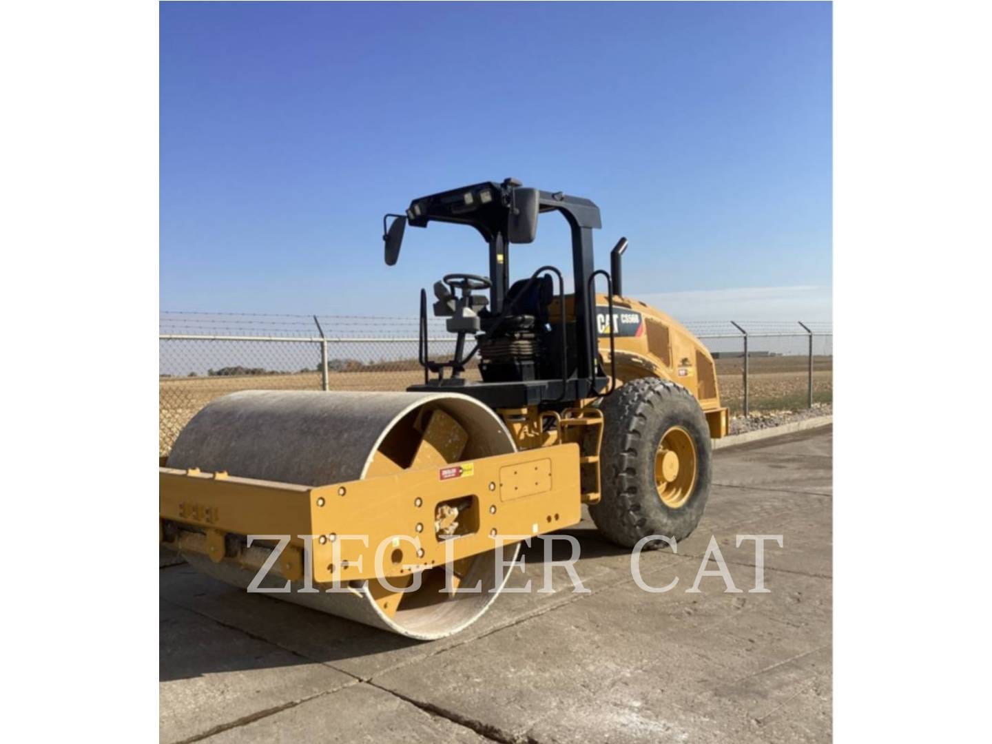 2018 Caterpillar CS56B Equipment Image0