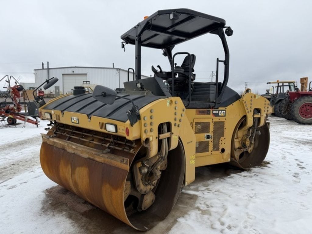 2018 Caterpillar CB64B Equipment Image0