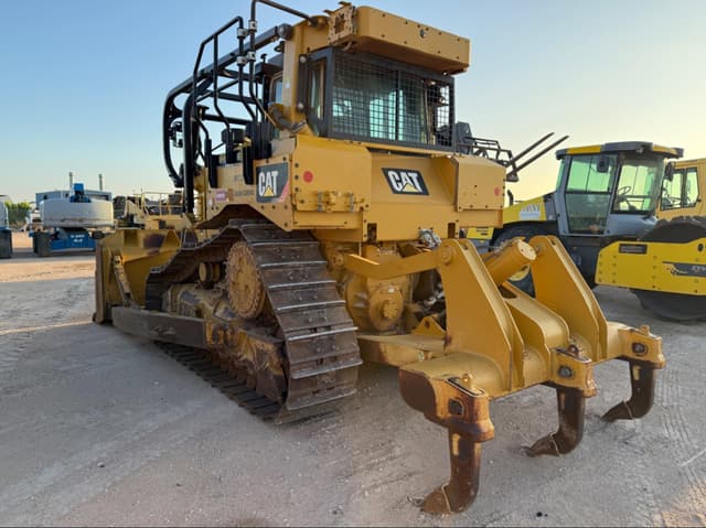 Image of Caterpillar D6T XL equipment image 3