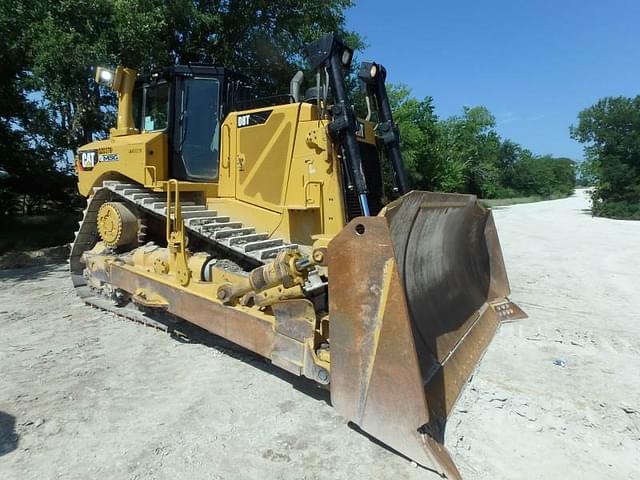 Image of Caterpillar D8T equipment image 1