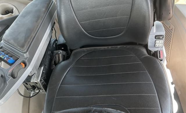 Image of Challenger 1038 equipment image 4