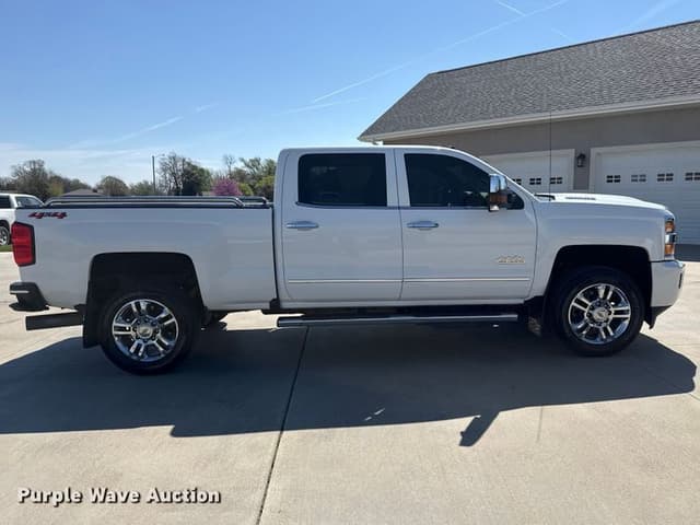 Image of Chevrolet 2500HD equipment image 3