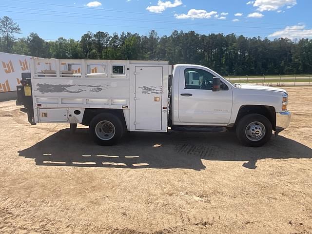 Image of Chevrolet 3500HD equipment image 3