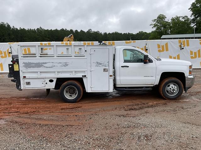 Image of Chevrolet 3500 equipment image 3