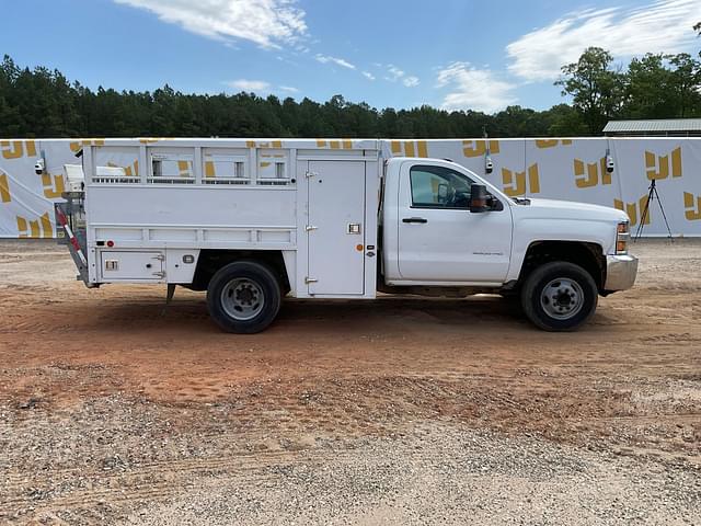 Image of Chevrolet 3500 equipment image 3