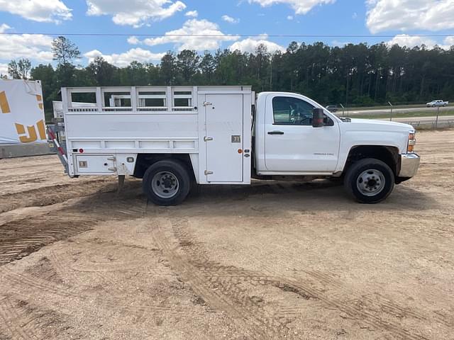 Image of Chevrolet 3500HD equipment image 3