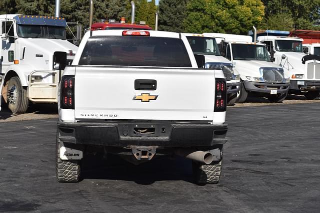 Image of Chevrolet 2500HD equipment image 3