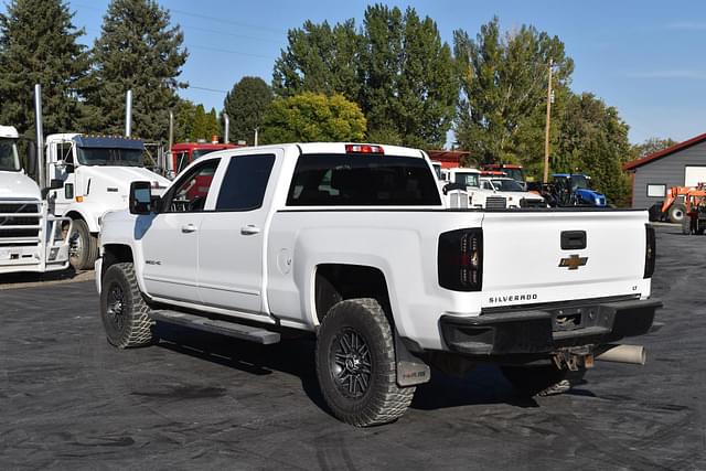 Image of Chevrolet 2500HD equipment image 2