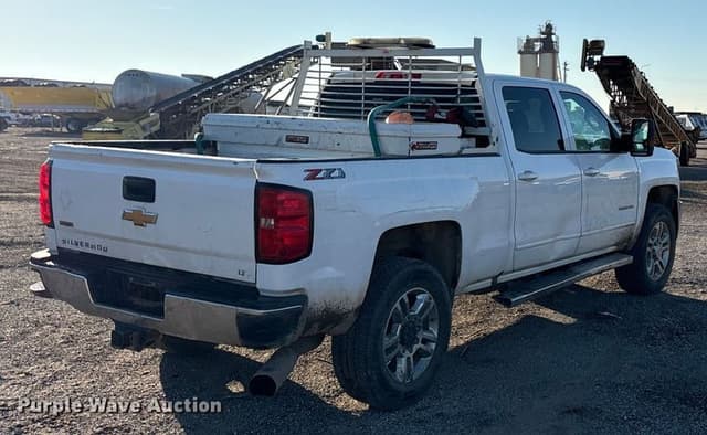 Image of Chevrolet 2500HD equipment image 3