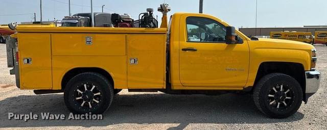 Image of Chevrolet 3500HD equipment image 3