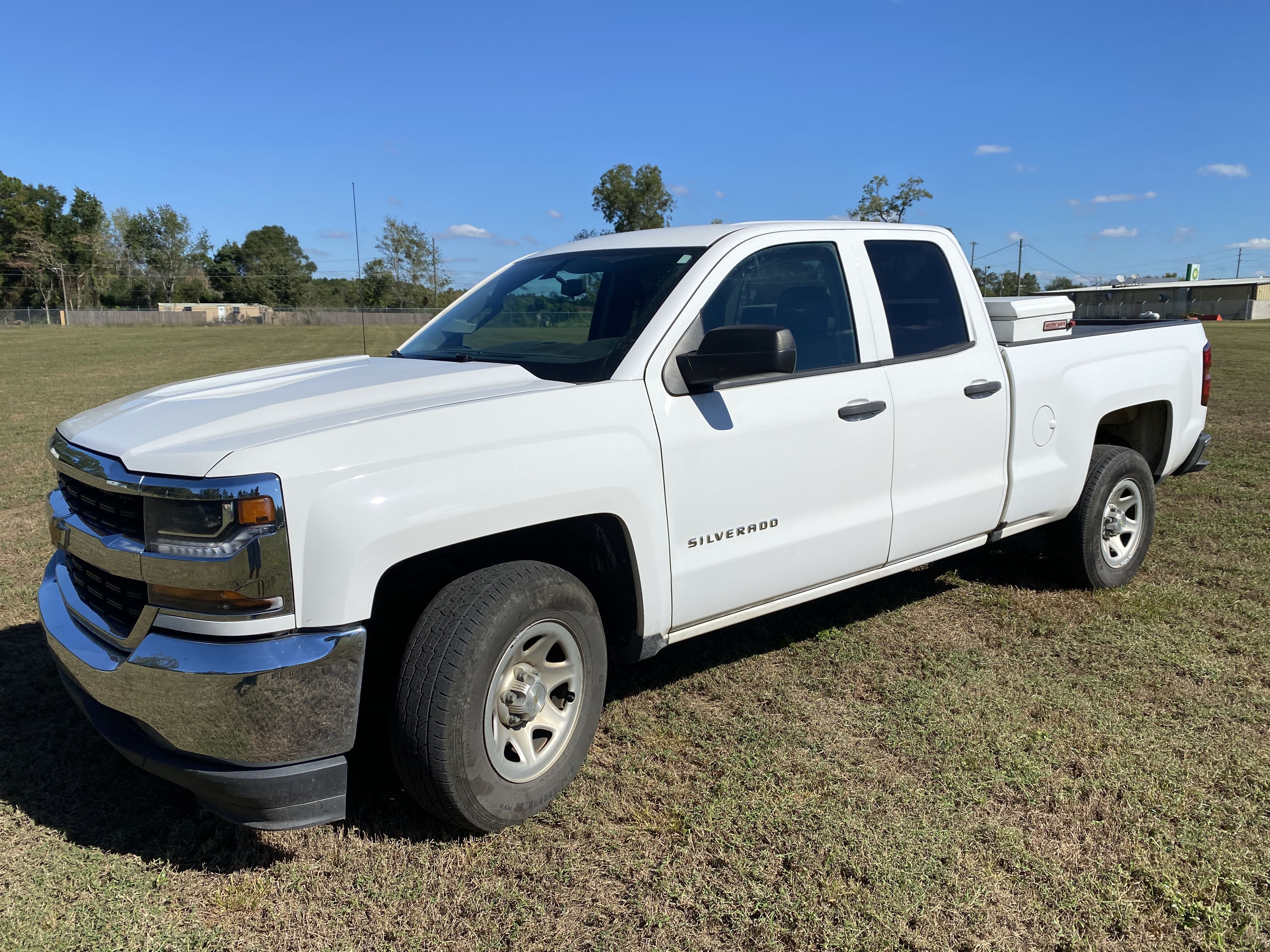 2018 Chevrolet Silverado Equipment Image0