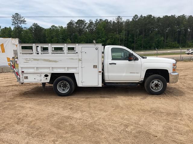 Image of Chevrolet 3500HD equipment image 3