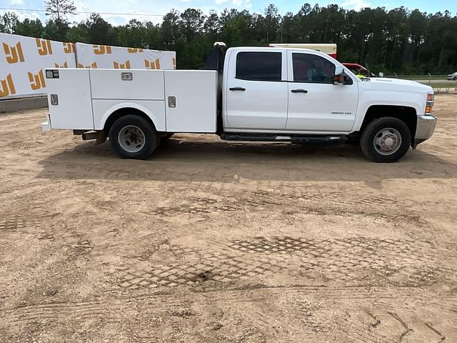 Image of Chevrolet 3500HD equipment image 3