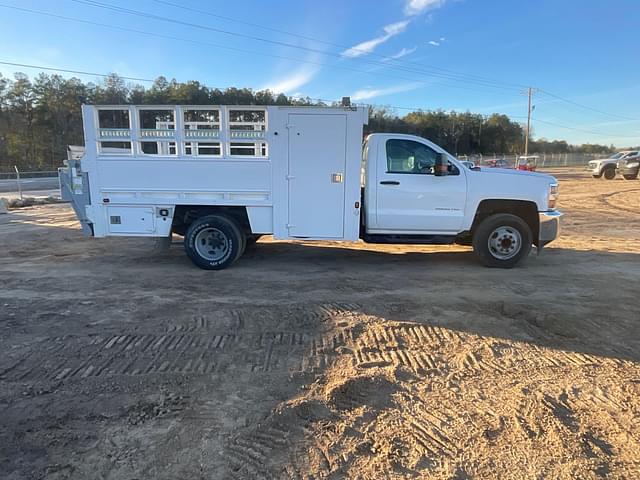 Image of Chevrolet Silverado equipment image 3