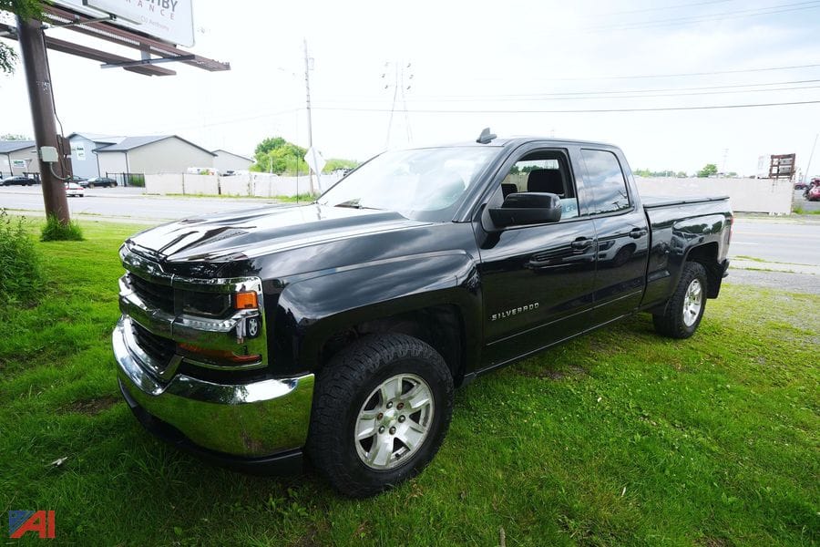2018 Chevrolet Silverado Equipment Image0