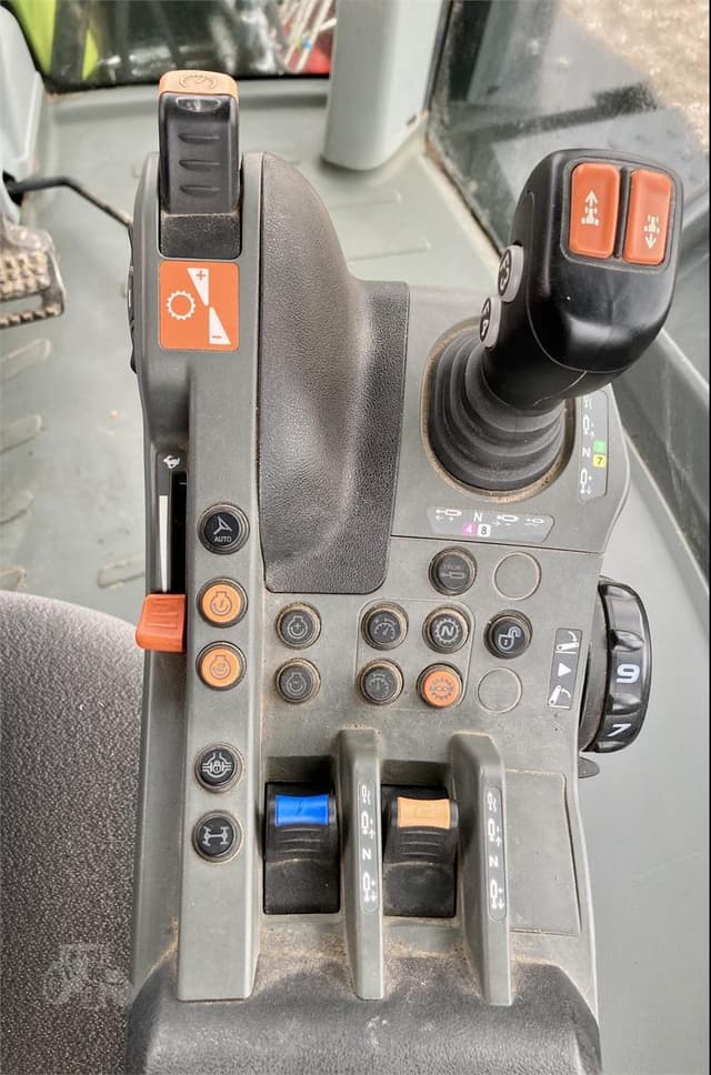 Image of CLAAS Axion 820 equipment image 4