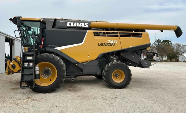 Image of CLAAS LEXION 740 equipment image 1