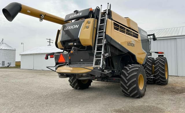 Image of CLAAS LEXION 740 equipment image 2
