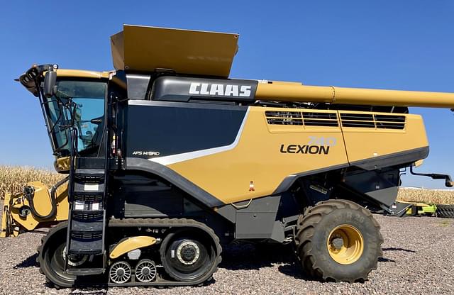 Image of CLAAS LEXION 740TT equipment image 2