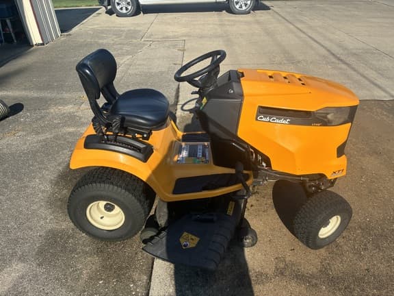 Image of Cub Cadet XT1 LT42 equipment image 3