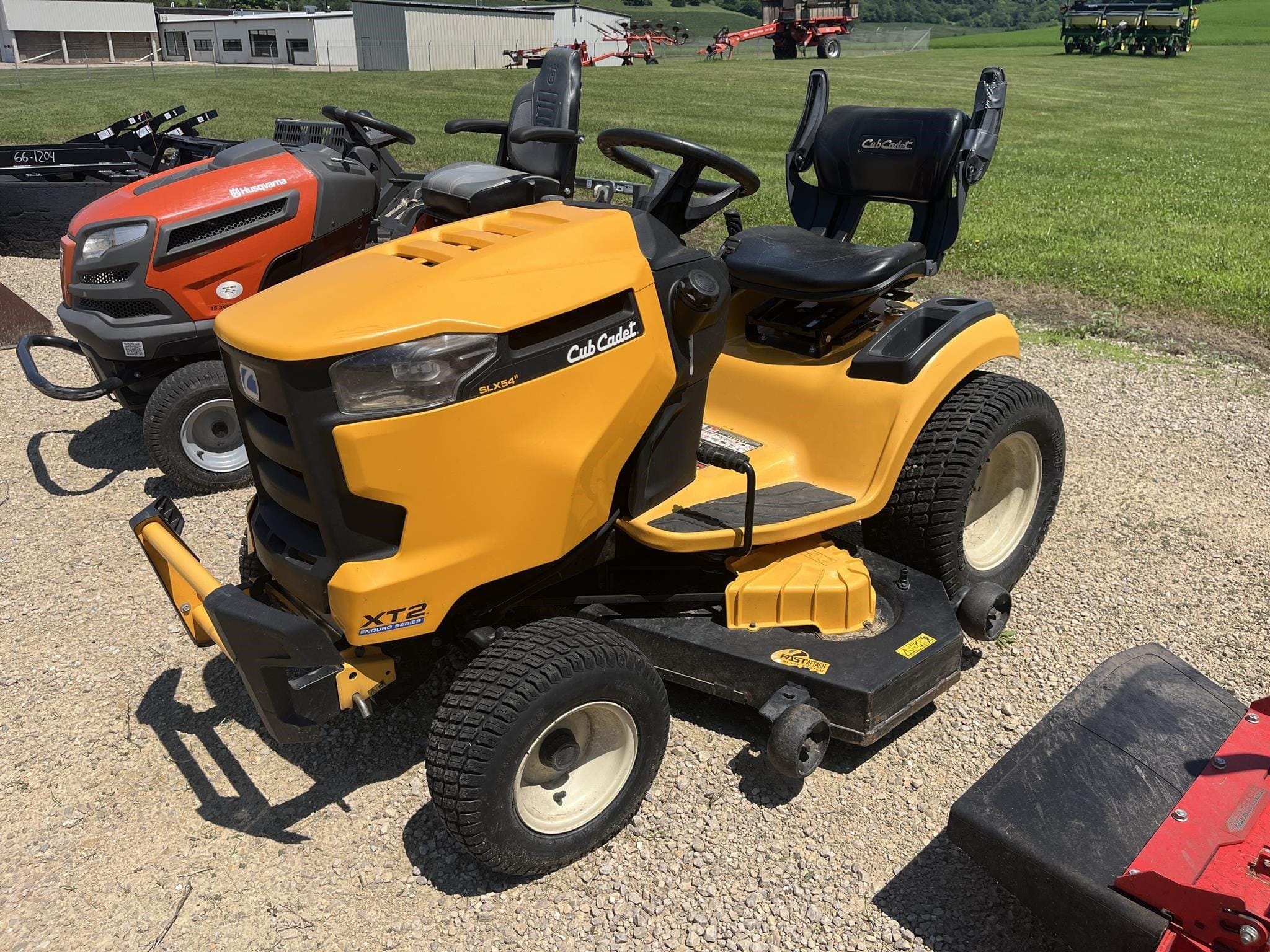 2018 Cub Cadet XT2 SLX54 Equipment Image0