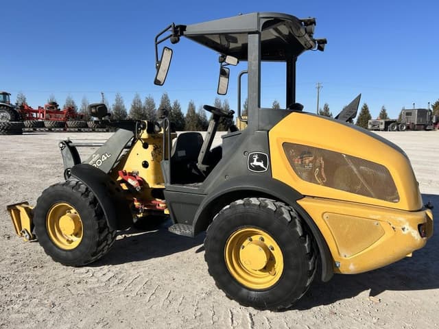 Image of John Deere 204L equipment image 4