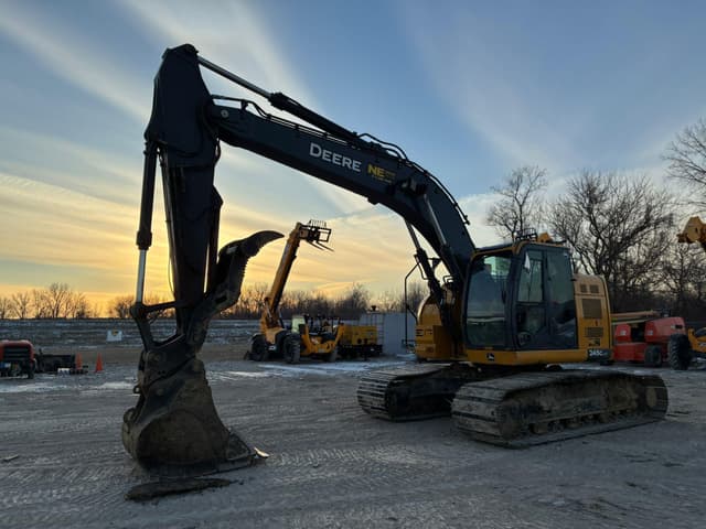 Image of John Deere 245G LC equipment image 3