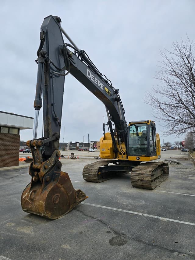 Image of John Deere 245G LC equipment image 1