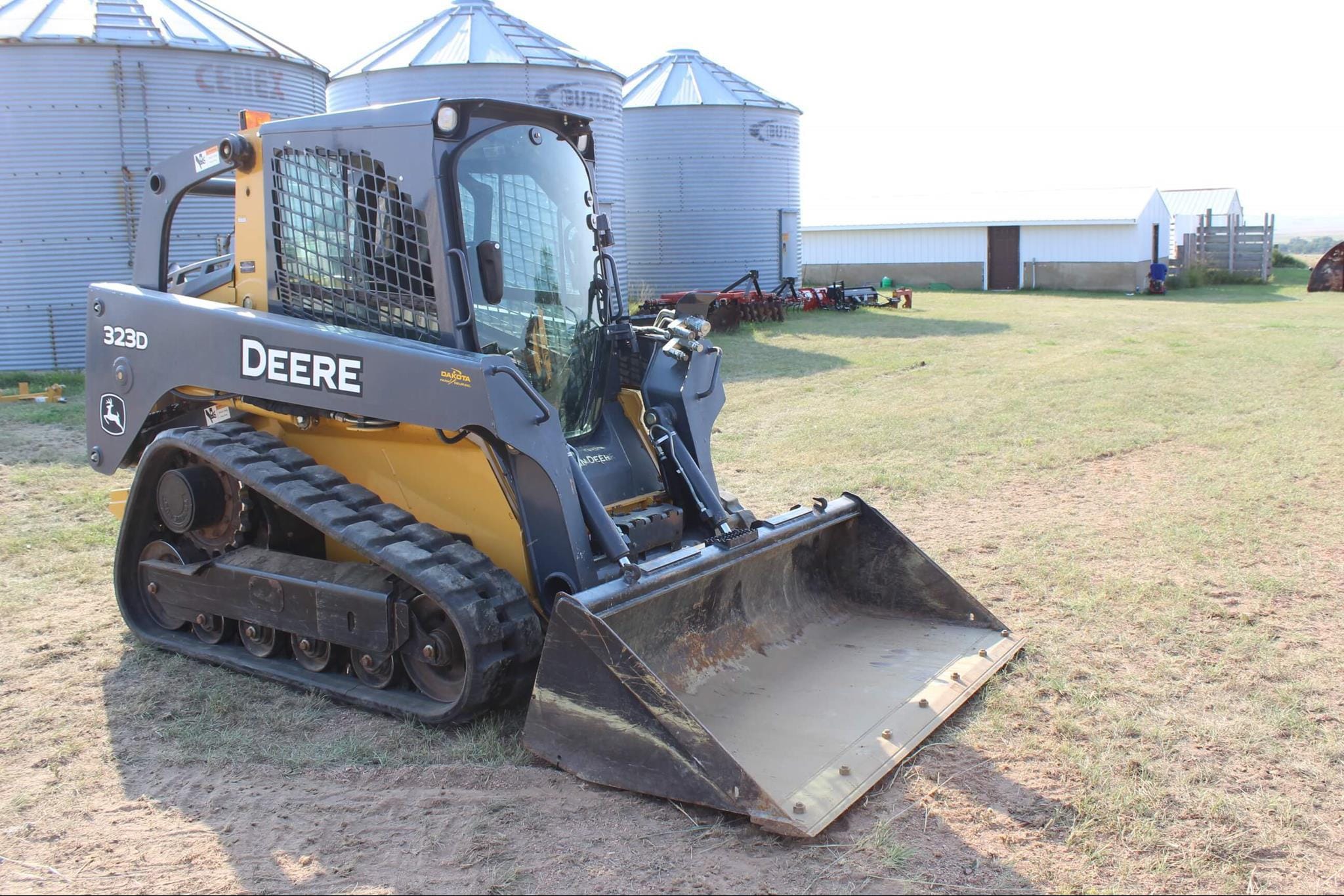 Main image John Deere 323D