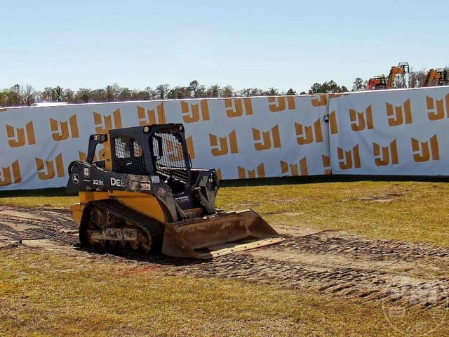 Image of John Deere 323E equipment image 3