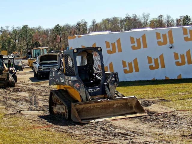 Image of John Deere 323E equipment image 2