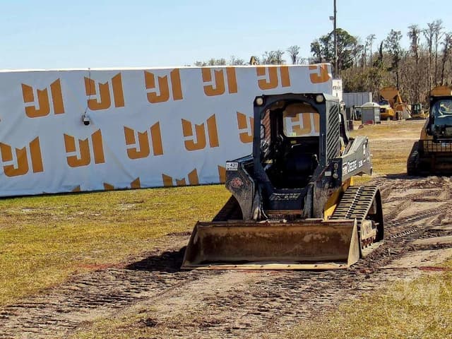 Image of John Deere 323E equipment image 1