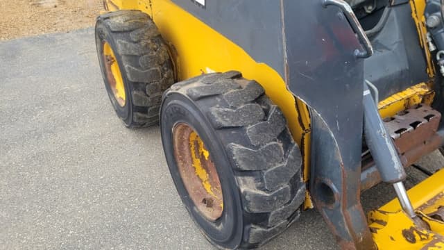 Image of John Deere 324E equipment image 3