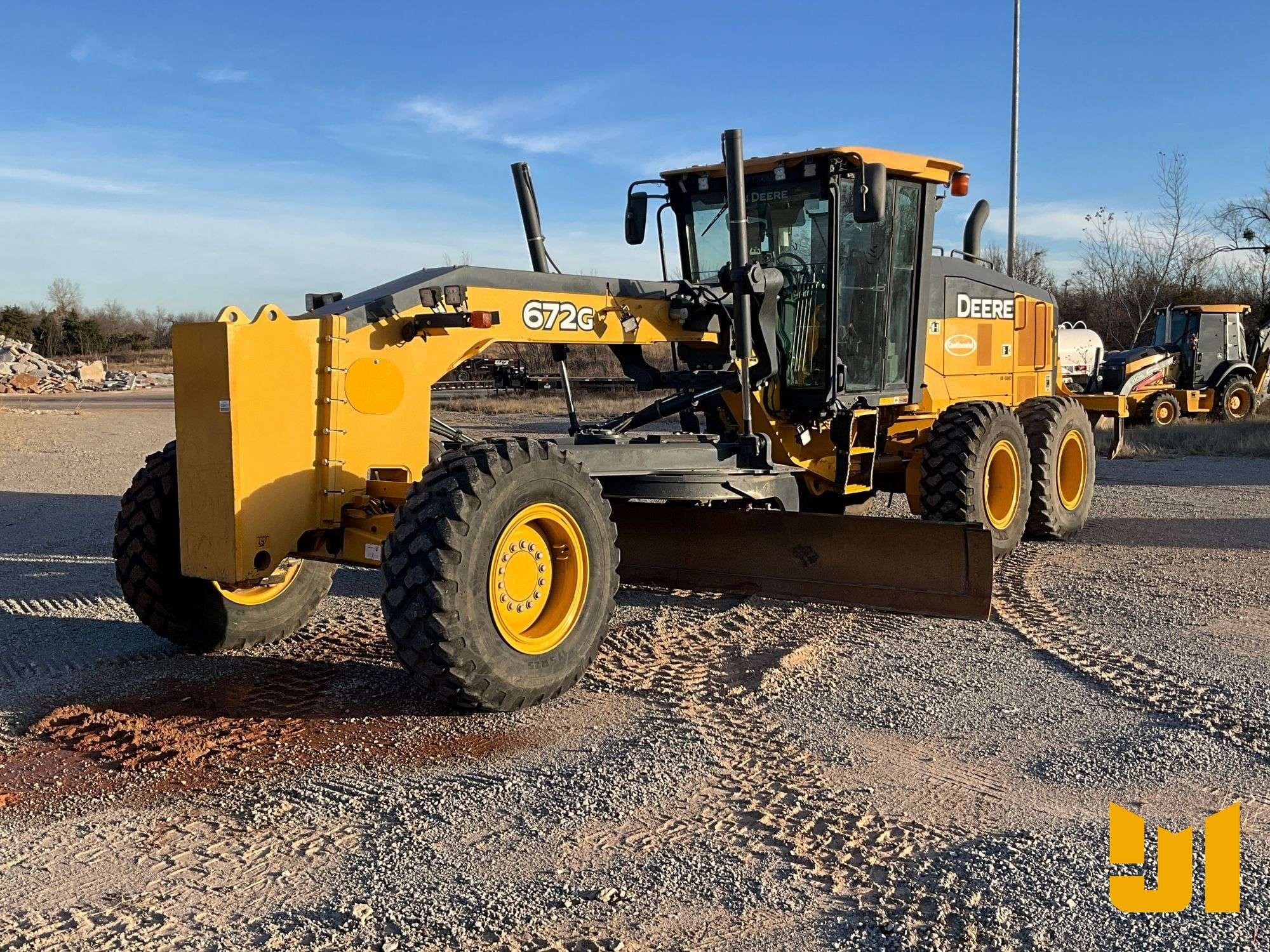 2018 John Deere 672G Equipment Image0