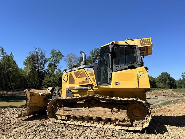 Image of John Deere 700K LGP equipment image 2