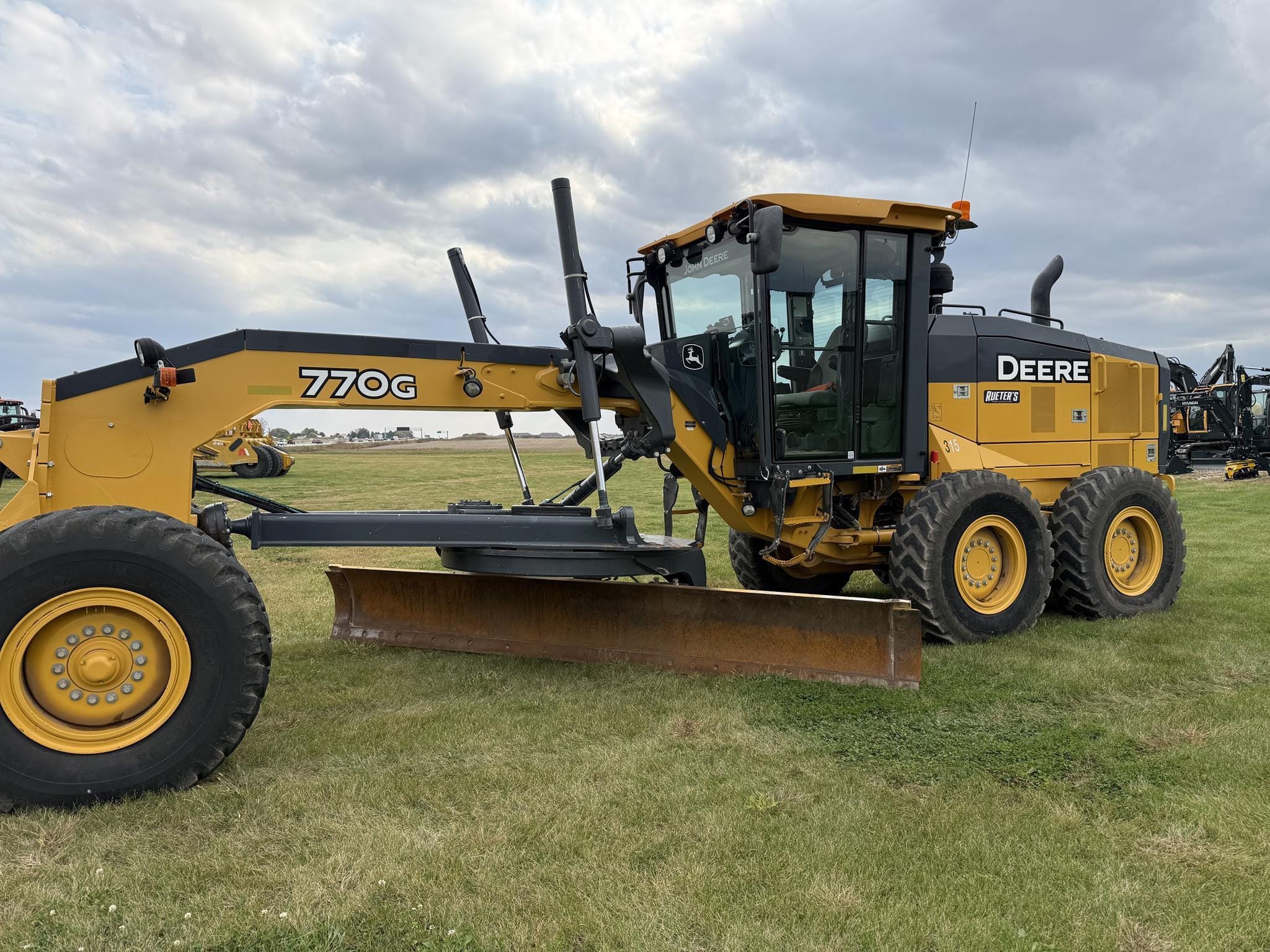 2018 John Deere 770G Equipment Image0
