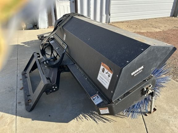 2018 Erskine Broom Equipment Image0