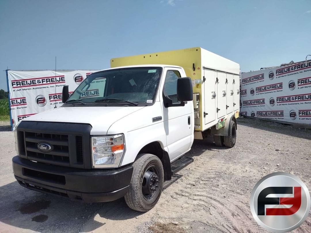 Image of Ford E-450 Primary image