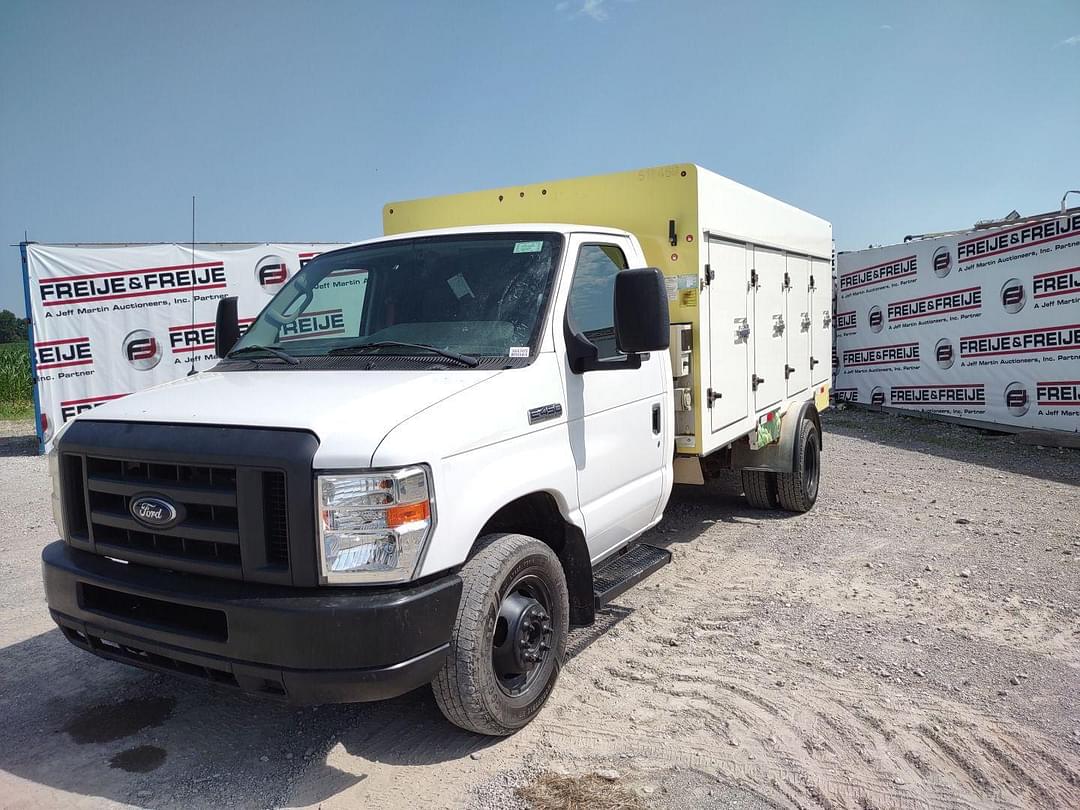 Image of Ford E-450 Primary image