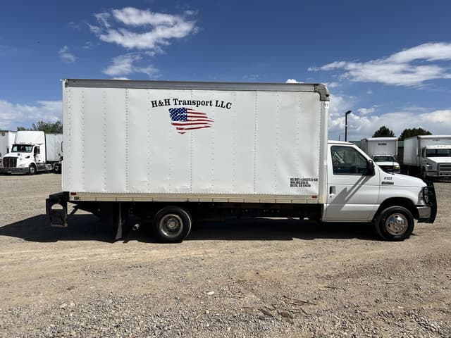 Image of Ford E-350 equipment image 3
