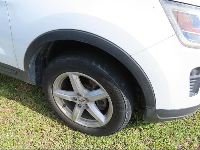 Image of Ford Explorer equipment image 2