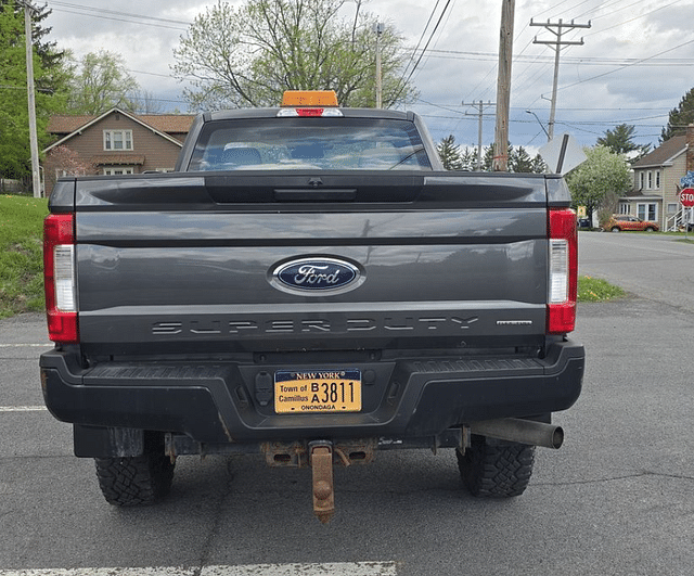 Image of Ford F-350 equipment image 2