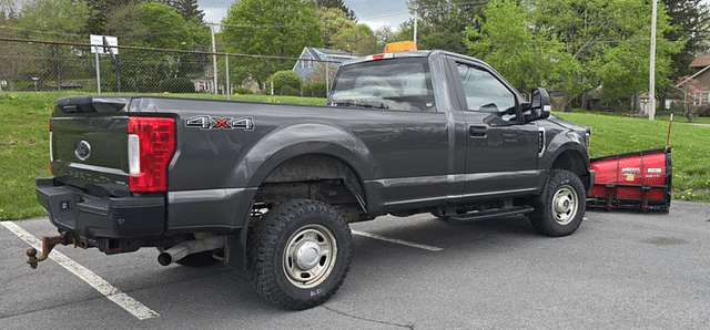 Image of Ford F-350 equipment image 3