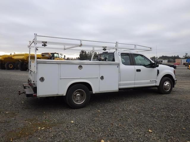 Image of Ford F-350 equipment image 4