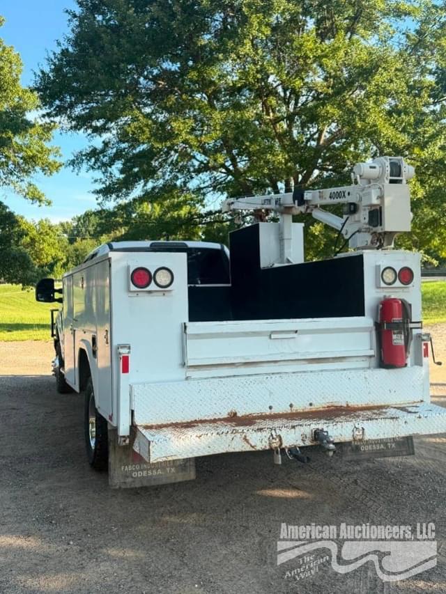 Image of Ford F-350 equipment image 4