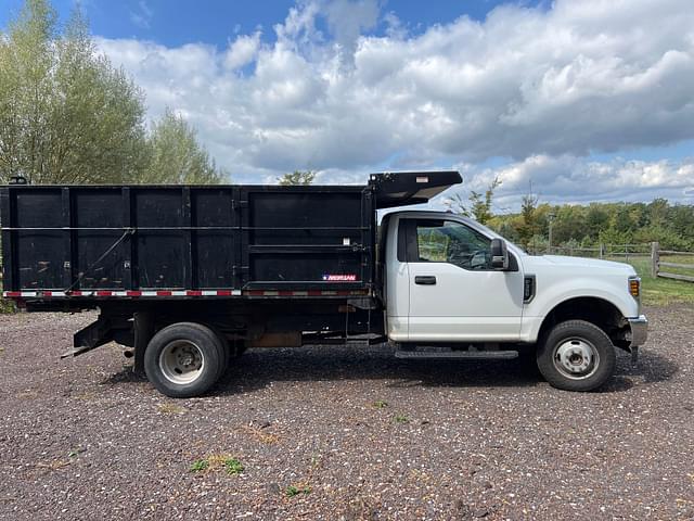 Image of Ford F-350 equipment image 1