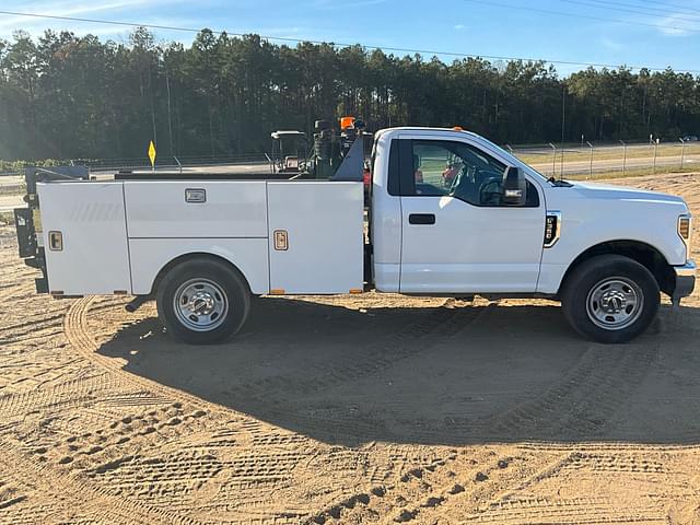 Image of Ford F-350 equipment image 3