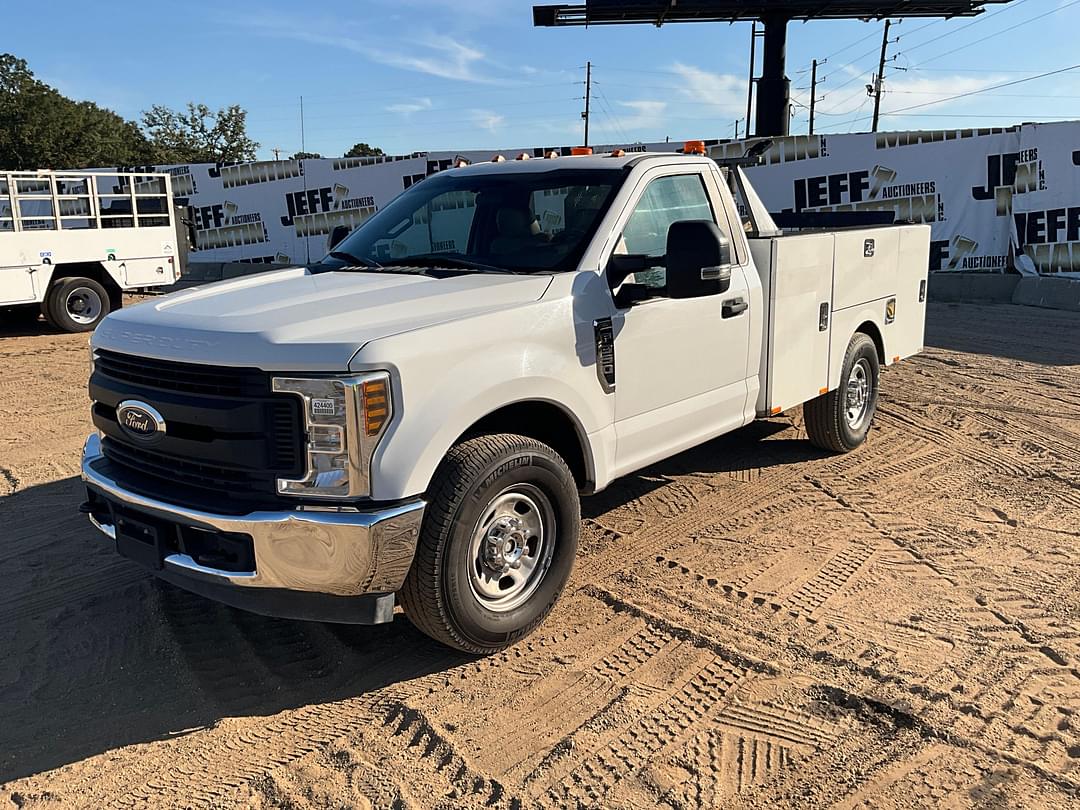 Image of Ford F-350 Primary image