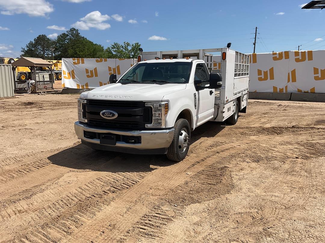 Image of Ford F-350 Primary image