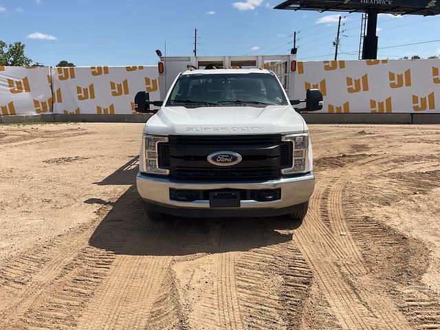 Image of Ford F-350 equipment image 1